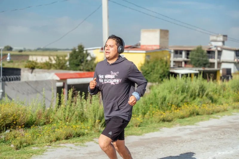男性在戶外運動,維持心血管健康