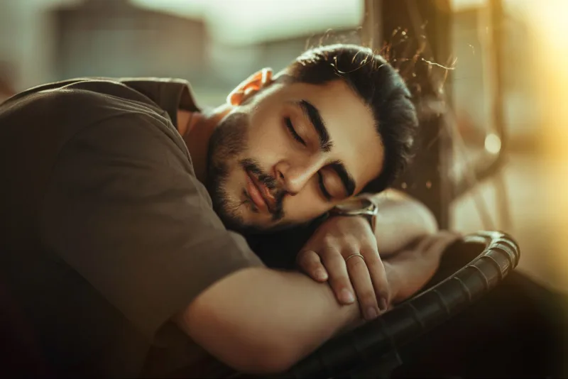 男性在深色環境中休息睡眠